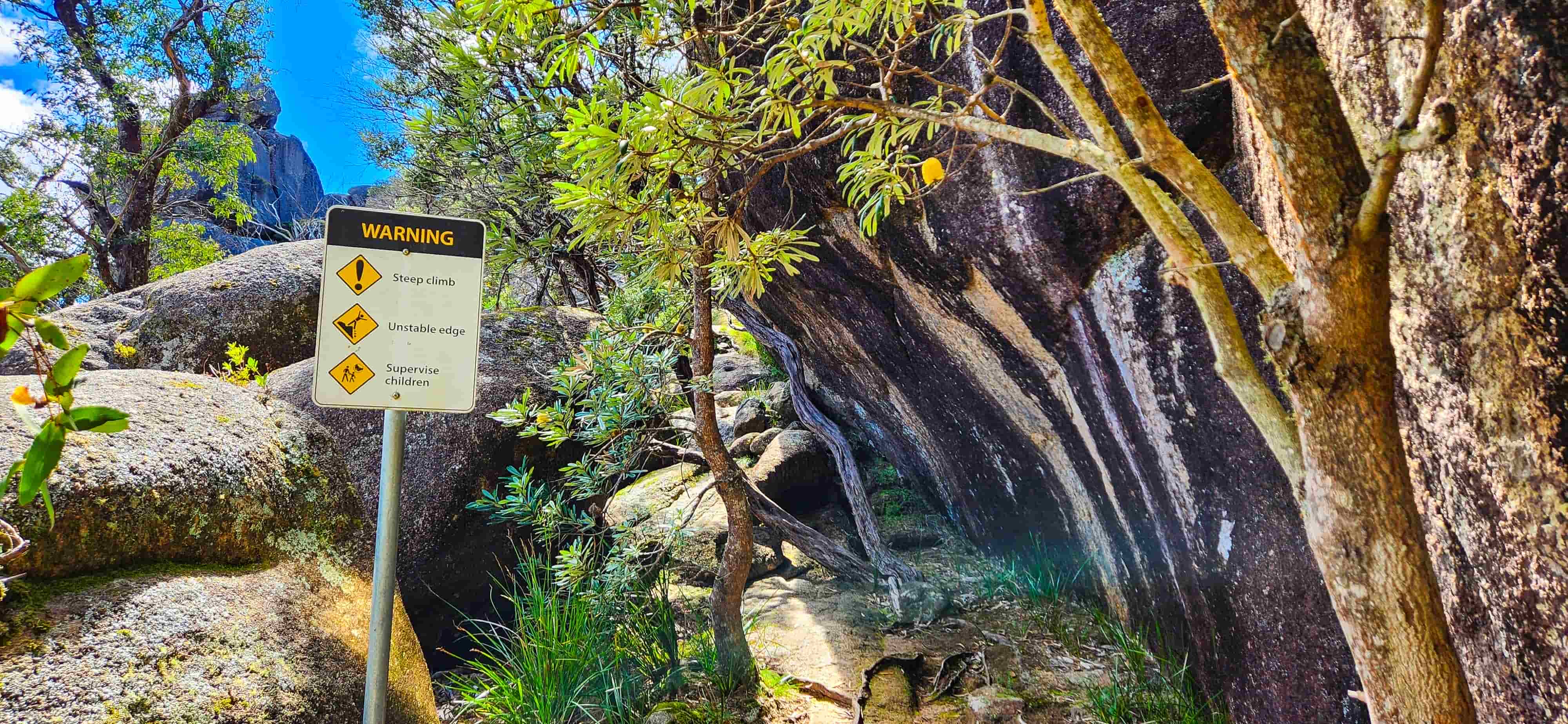 Cathedral Rock Lookout Walk along Rocks and Crevices