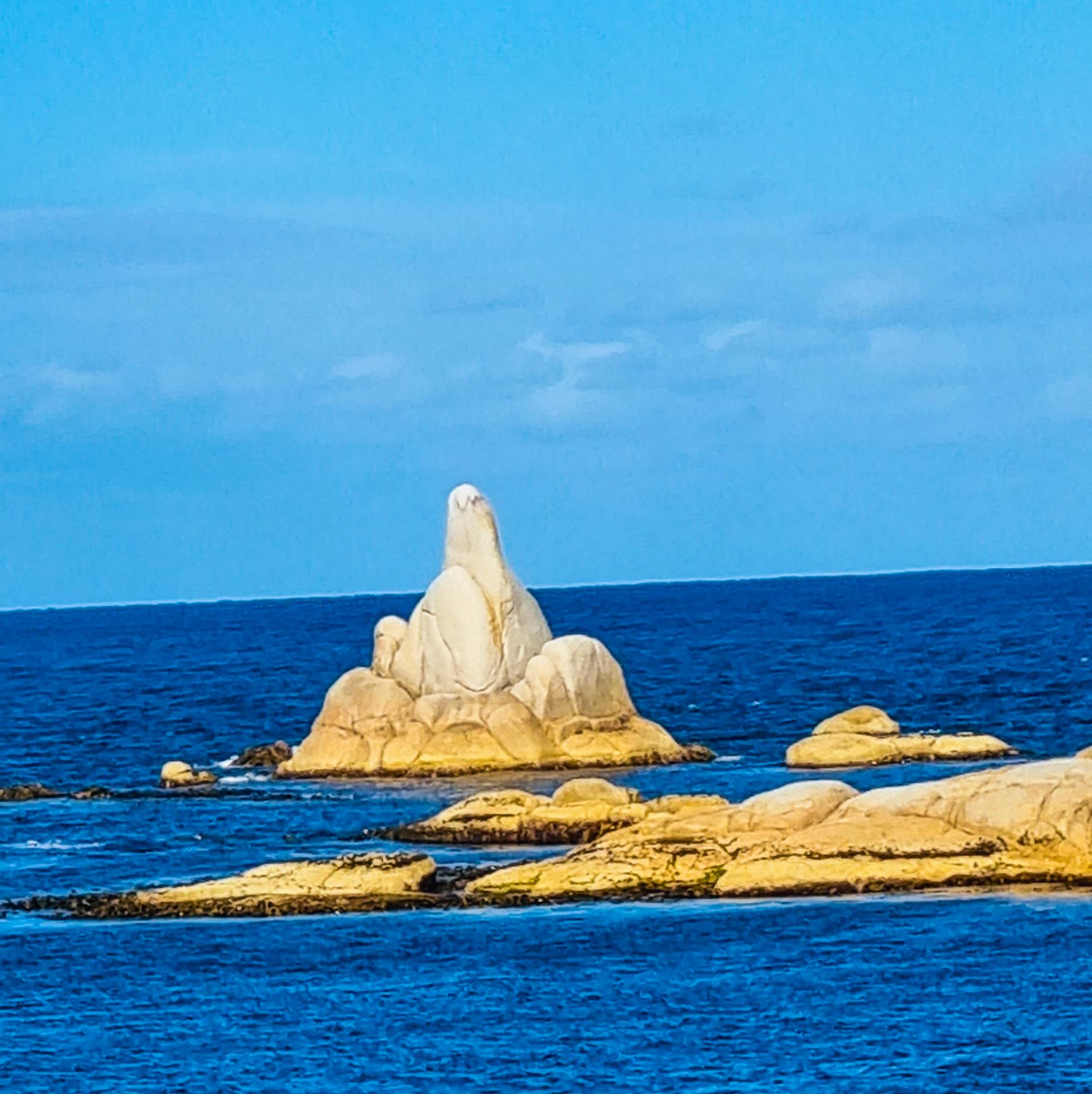 Sloop Rock in Binalong Bay